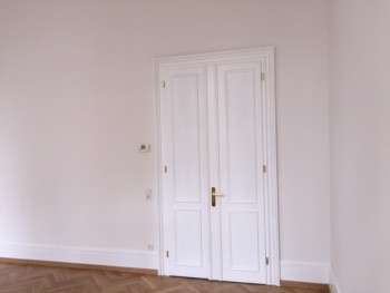 Türen und Sockelleisten nach der Aufarbeitung (vorbehandelt, gespachtelt und lackiert), Wände nach der Fertigstellung (gespachtelt, verputzt, Malervlies tapeziert und gestrichen)