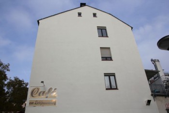 Seitenansicht des Gebäudes nach dem Verputzen und dem Streichen der Fensterbänke