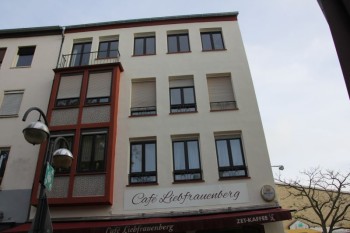 Gestrichene Fassade mit farblich abgesetzten Fensterumrandungen und einem ebenfalls abgesetzten Dachgesims