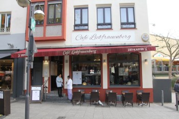 Frontansicht, abgesetzte Fensterumrandungen, vorbehandelte und lackierte Schaufensterrahmen, neu lackierte Hauseingangstür, Sockel farblich abgesetzt